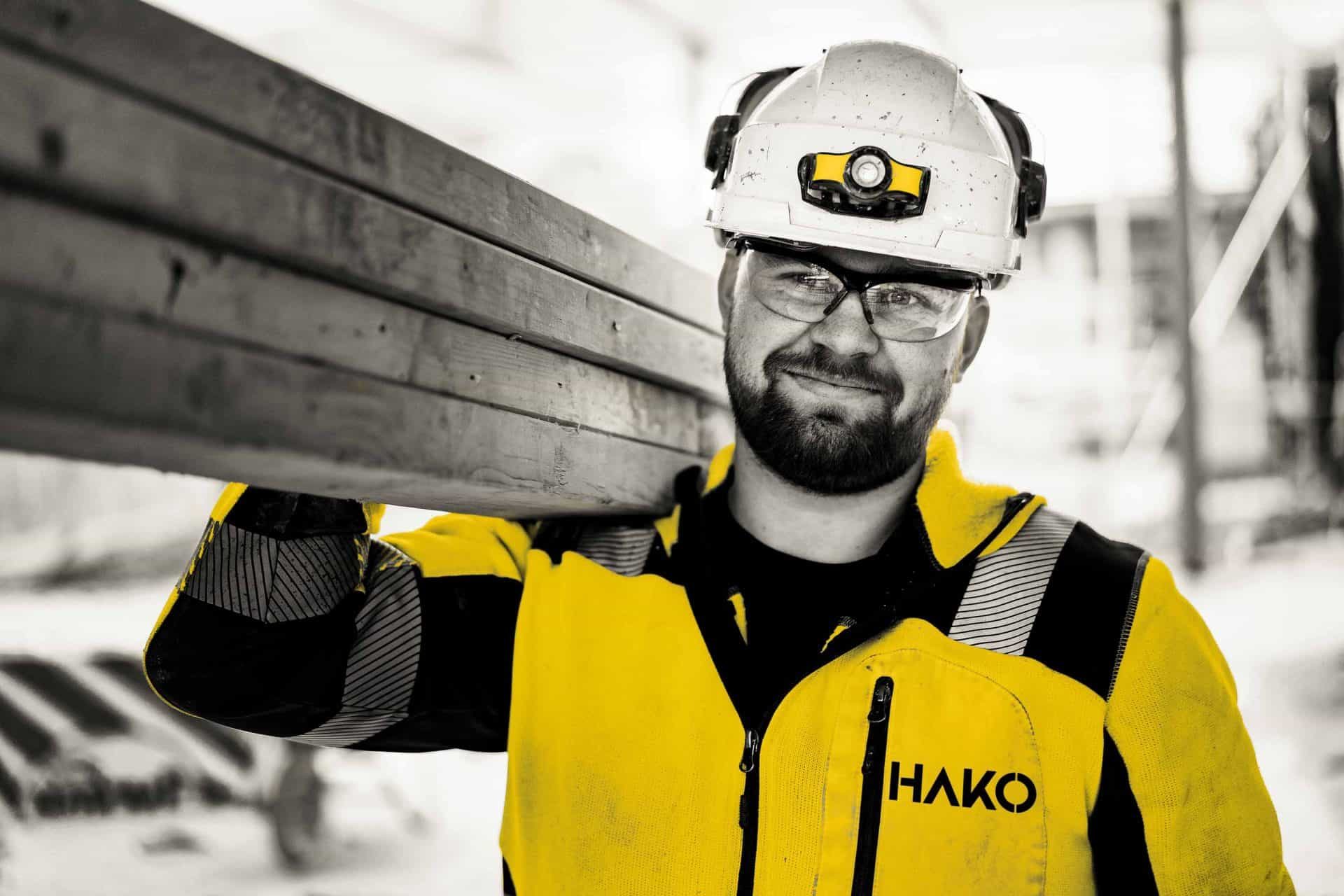 Arbeider fra HAKO Total med trematerialer